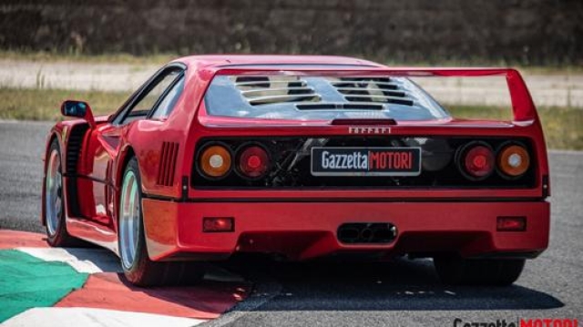 La Ferrari F40 tra i cordoli