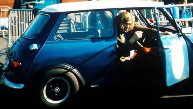 James Hunt a bordo di una Mini Cooper S