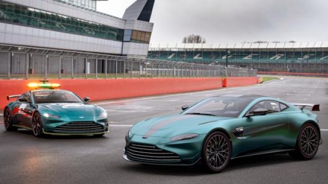 A sinistra la Safety Car 2021, a destra la versione stradale della Aston Martin Vantage F1 Edition