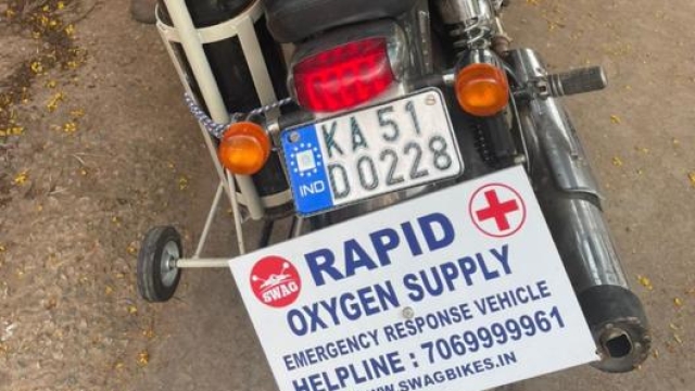 Mezzo a due ruote per trasportare più velocemente l’ossigeno in India