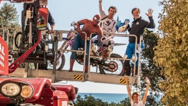 Spiderman, Vanni Oddera con la sua moto da freestyle e Maurizio Gerini sull’impalcatura della gru