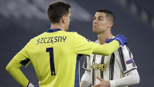 Szczesny e Ronaldo dopo lo 0-1 con il Porto. Ap