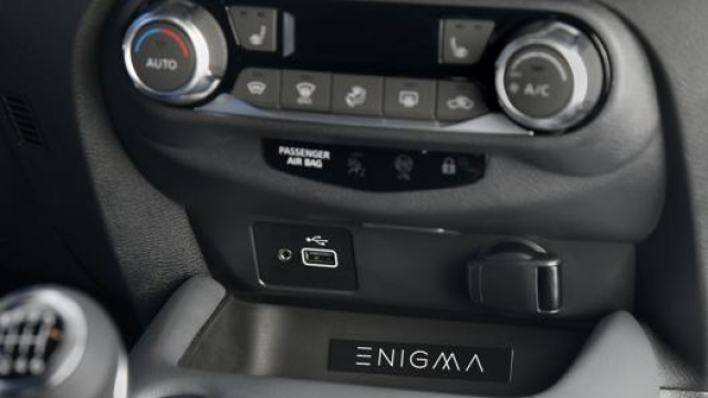Gli interni di Nissan Juke nella versione speciale Enigma