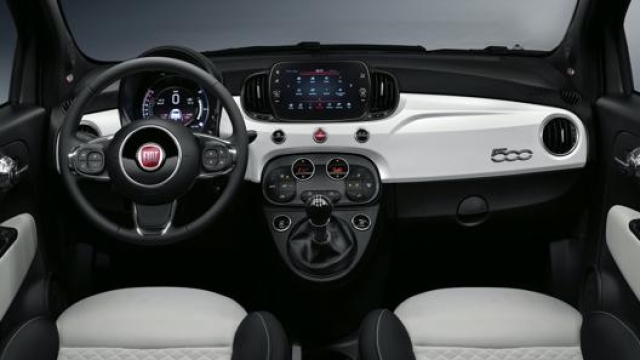 Gli interni di Fiat 500 in allestimento Dolcevita