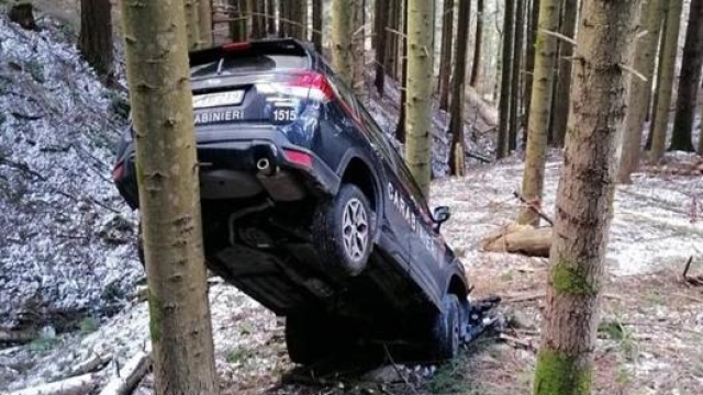 L’auto dei carabinieri  precipitata nel bosco