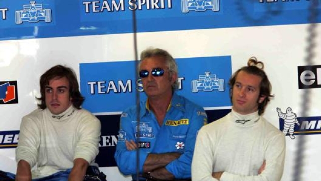 Trulli e Alonso, compagni di squadra in Renault e amici fuori dalle piste. Il pescarese e lo spagnolo con Flavio Briatore a Montreal nel 2003. LaPresse
