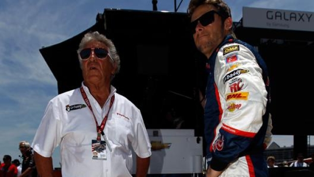 Marco Andretti  (a destra) col nonno Mario. Afp