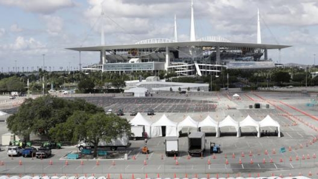 L’esterno dell’Hard Rock Stadium di Miami Gardens, sede delle partite dei Dolphins in Nfl, al momento utilizzato come centro Covid. LaPresse