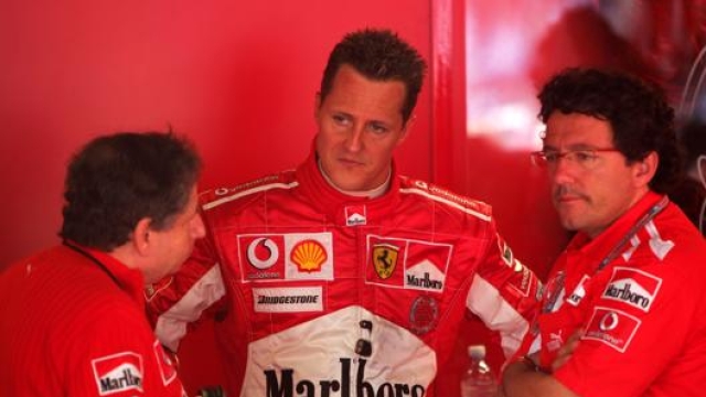 Michael Schumacher, con la tuta Ferrari sponsorizzata dalla Marlboro, a colloquio con Jean Todt. LaPresse