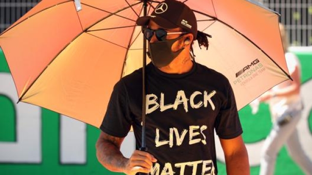 Lewis Hamilton con la maglietta 'Black lives matter'. Afp