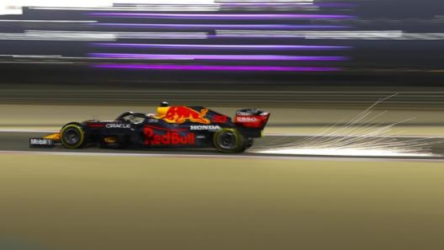 Max Verstappen in azione in Bahrain. Epa