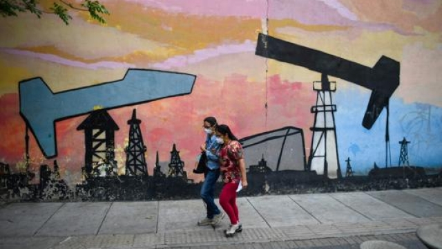 Un murale raffigurante pozzi di petrolio a Caracas in Venezuela. Afp