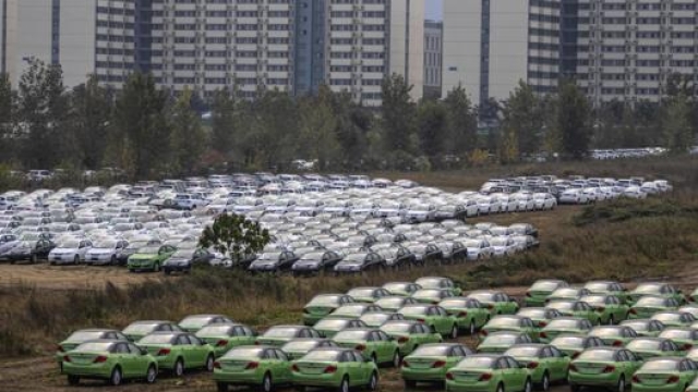 A Xi’an un piazzale pieno di auto pronte per i concessionari. Epa