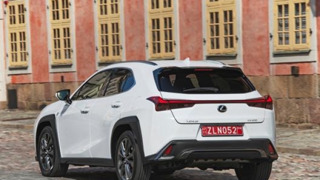 Lexus UX Hybrid in promozione a marzo