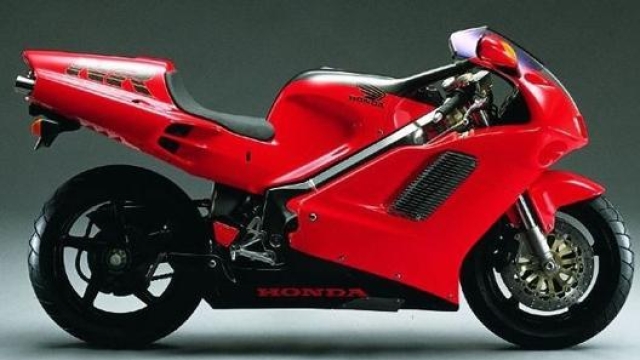 Elegante come poche e raffinata come nessuna: la Honda NR 750 è un sogno per tanti motociclisti