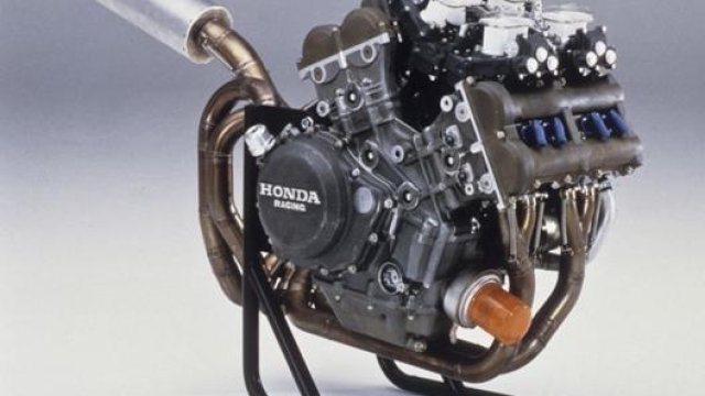 Il cuore del progetto era il motore a pistoni ovali, sostanzialmente un V8 “camuffato” da quattro cilindri