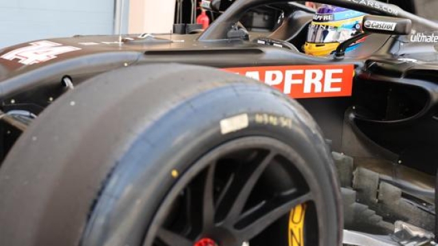 Alonso all’interno della sua monoposto per provare le nuove Pirelli da 18” in Bahrain