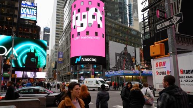 Il logo Lyft a Times Square, New York. Afp