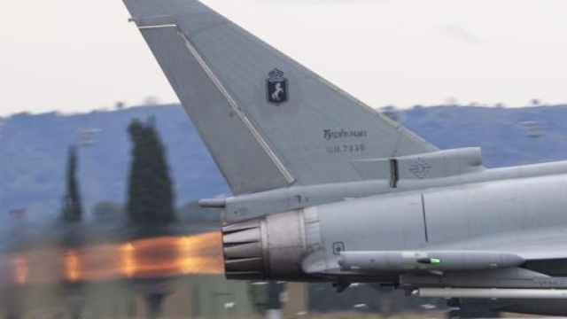 Il cavallino rampante, simbolo del 4° Stormo, su un Eurofighter in decollo con postbruciatore acceso