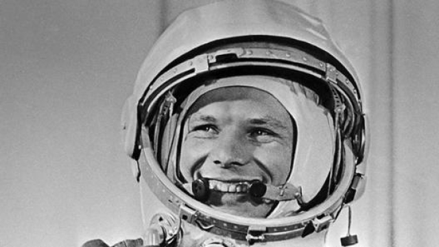 Una delle più celebri immagini di Jurij Gagarin in tenuta da astronauta