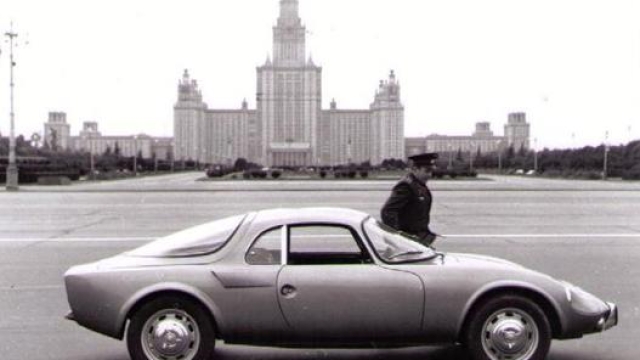 Gagarin e la sua Matra davanti al grattacielo dell’Università Statale di Mosca. Club René Bonnet - Matra Sports