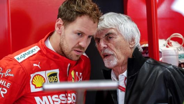 Bernie Ecclestone (a destra) con Sebastian Vettel, pure lui collezionista Ferrari. Epa