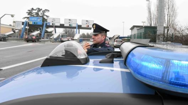 Una volante della polizia in una foto di repertorio. Lapresse