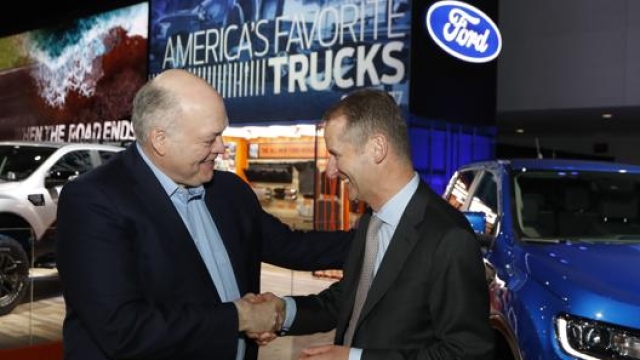 L’ex presidente e Ceo di Ford Jim Hackett e il Ceo di Volkswagen Herbert Diess a Detroit a gennaio 2020. Ap