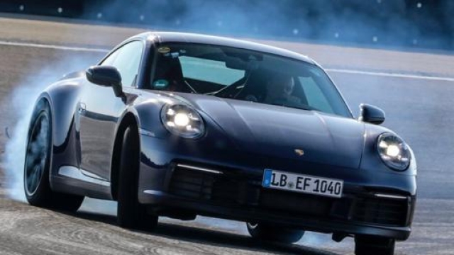 La Porsche 911 con la sua trazione posteriore e la potenza elevata si presta a grandi derapate