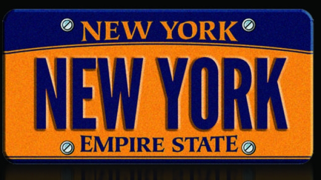 Un dettaglio della targa "New York"