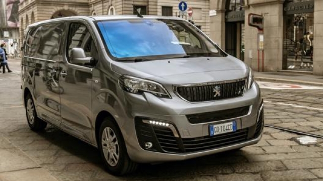 Peugeot e-Expert furgone in versione Standard, allestimento Premium e batteria da 75 kWh ha un prezzo di listino Iva compresa di 48.585 euro