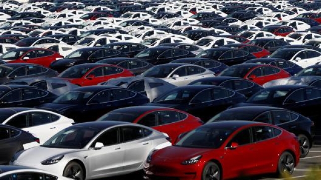 Un piazzale con decine di Tesla Model 3 in attesa della consegna ai clienti