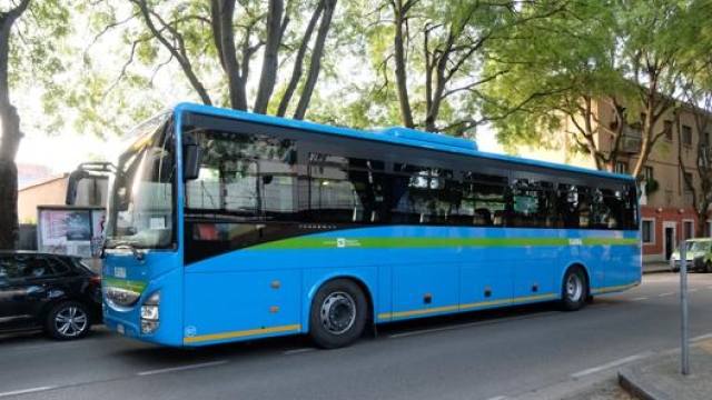 Un autobus Iveco a Brescia. Ansa