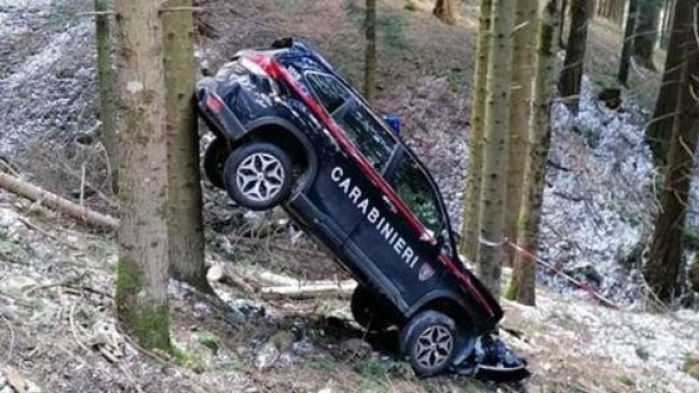 L’auto dei carabinieri precipitata nel bosco a Camaldoli in Toscana