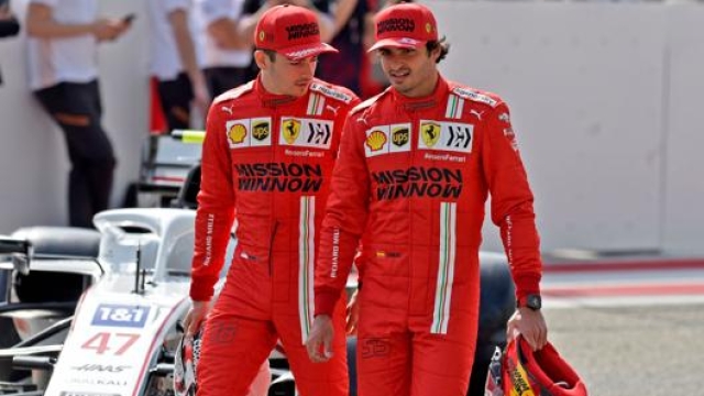 Carlos Sainz davanti al compagno Charles Leclerc nella prima giornata di test in Bahrain. Afp