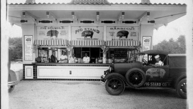 Il primo ristorante drive in della storia: il Kirby Pig Stand che apri nel 1921