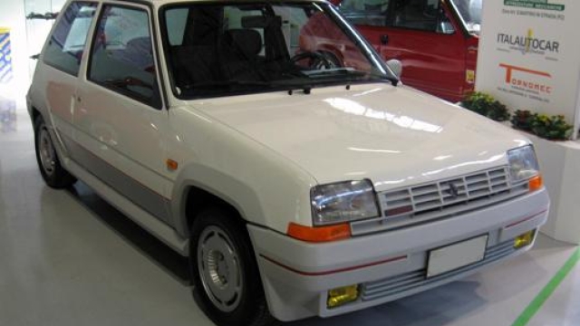Renault risposte lo steso anno con la versione sovralimentata della Supercinque