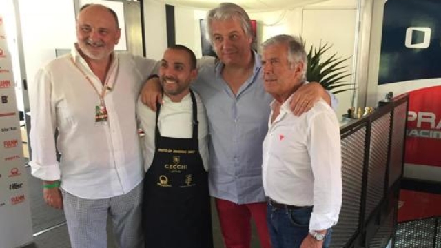 Da sinistra: Cesare Cecchi (produttore di vino), Monco, Paolo Campinoti (patron del Pramac Racing Team) e Giacomo Agostini