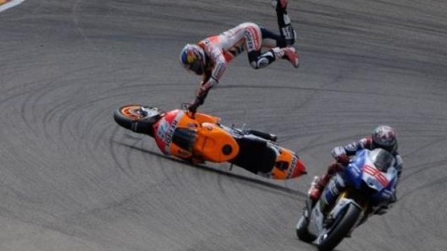 Dani Pedrosa catapultato in aria dalla sua Honda dopo il contatto con Marquez