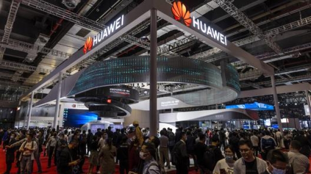 Lo stand della Huawei al slone di Shanghai. Epa