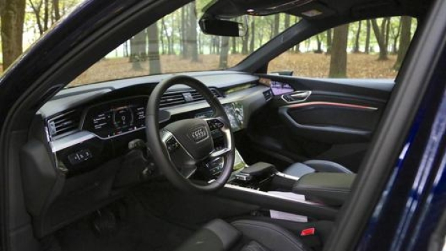 Gli interni di Audi e-tron Sportback in allestimento S line