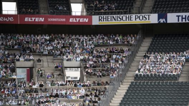A fine aprile il Borussia Monchengladbach piazzò i cartonati di alcuni tifosi sulle tribune. Ap