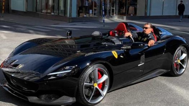 Ibrahimovic su una Ferrari Monza SP2