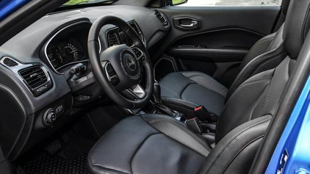 Gli interni della nuova Jeep Compass 4xe in allestimento Limited