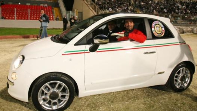 Gigi Buffon al volante di una Fiat 500