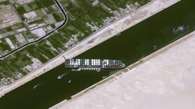 Una foto satellitare della portacontainer Ever Given di traverso nel canale di Suez. Afp