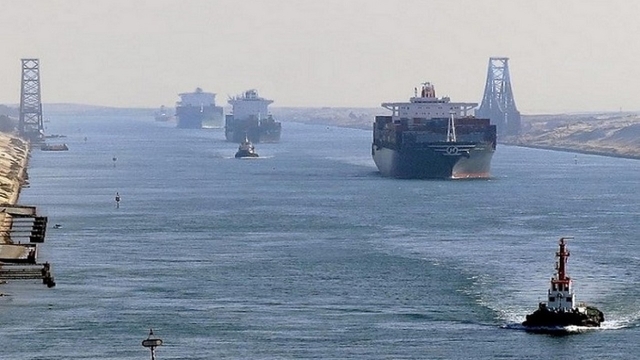 L’abituale transito di navi nel canale di Suez (Fonte: Suez Canal Autorithy)