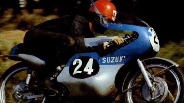 Hugh Anderson in azione con la Suzuki