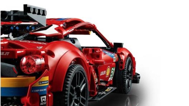 La vettura Wec del Cavallino fa parte di un’ampia gamma di auto sportive riprodotte da Lego come Porsche 911 Rsr, McLaren Senna Gtr e Lamborghini Sian FKP 37