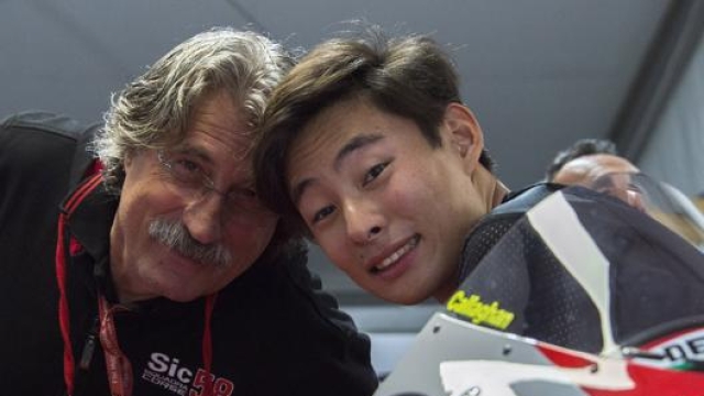 Tatsuki Suzuki con Paolo Simoncelli. Getty